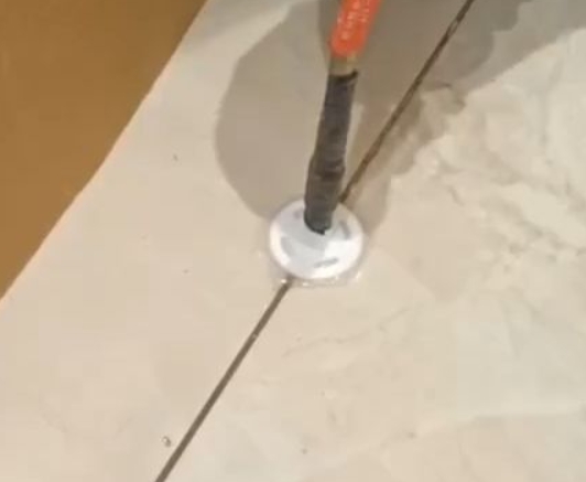 城步瓷砖空鼓维修公司专业解答瓷砖在铺贴过程中，如果没有涂抹均匀到位的粘结材料（如水泥砂浆或瓷砖胶），可能会导致以下问题